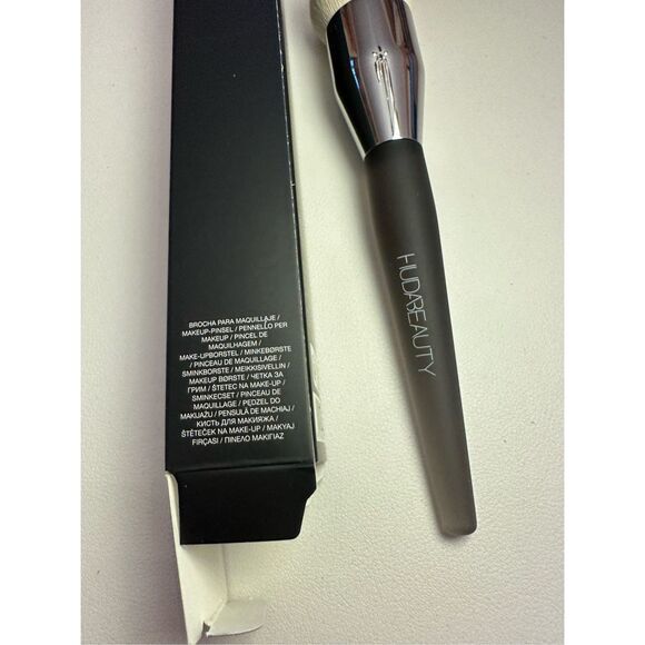 Huda beauty Easy Blur Base Brush Size: 175.5 x 27.5 mm/6.9 x 1.08 inches - Picture 3 of 3